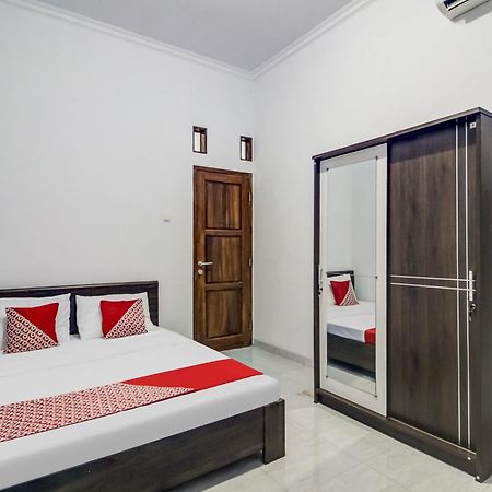 Oyo 91243 Bina Syariah Guest House Чиребон Екстер'єр фото