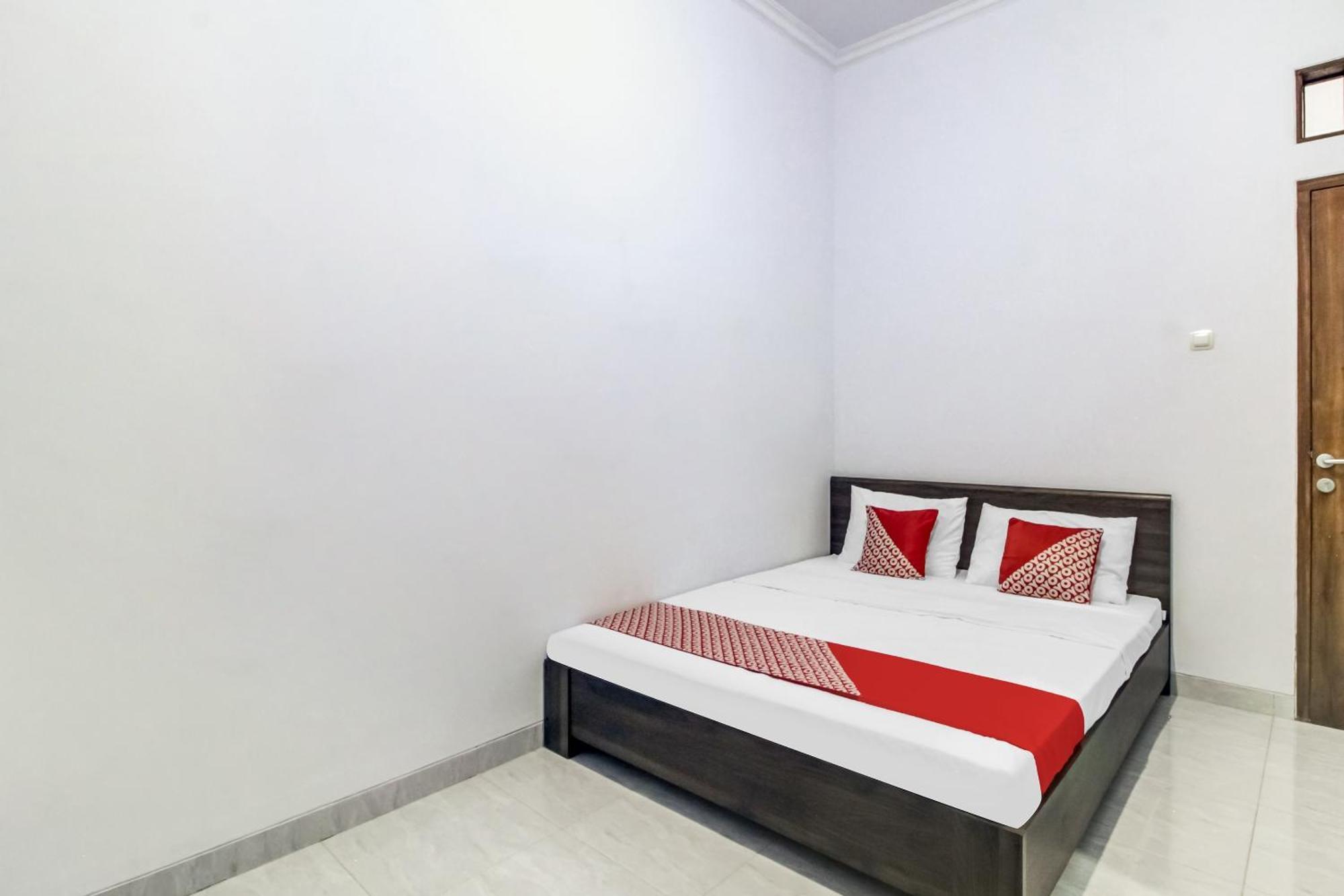 Oyo 91243 Bina Syariah Guest House Чиребон Екстер'єр фото