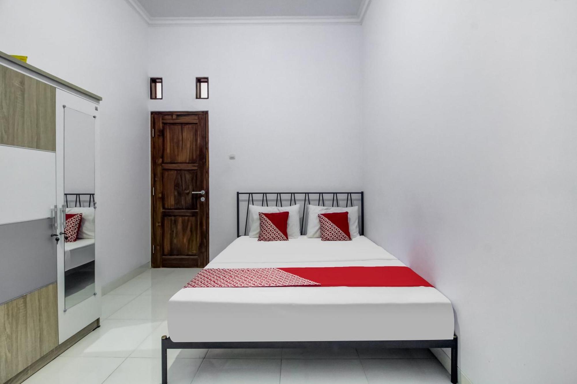 Oyo 91243 Bina Syariah Guest House Чиребон Екстер'єр фото