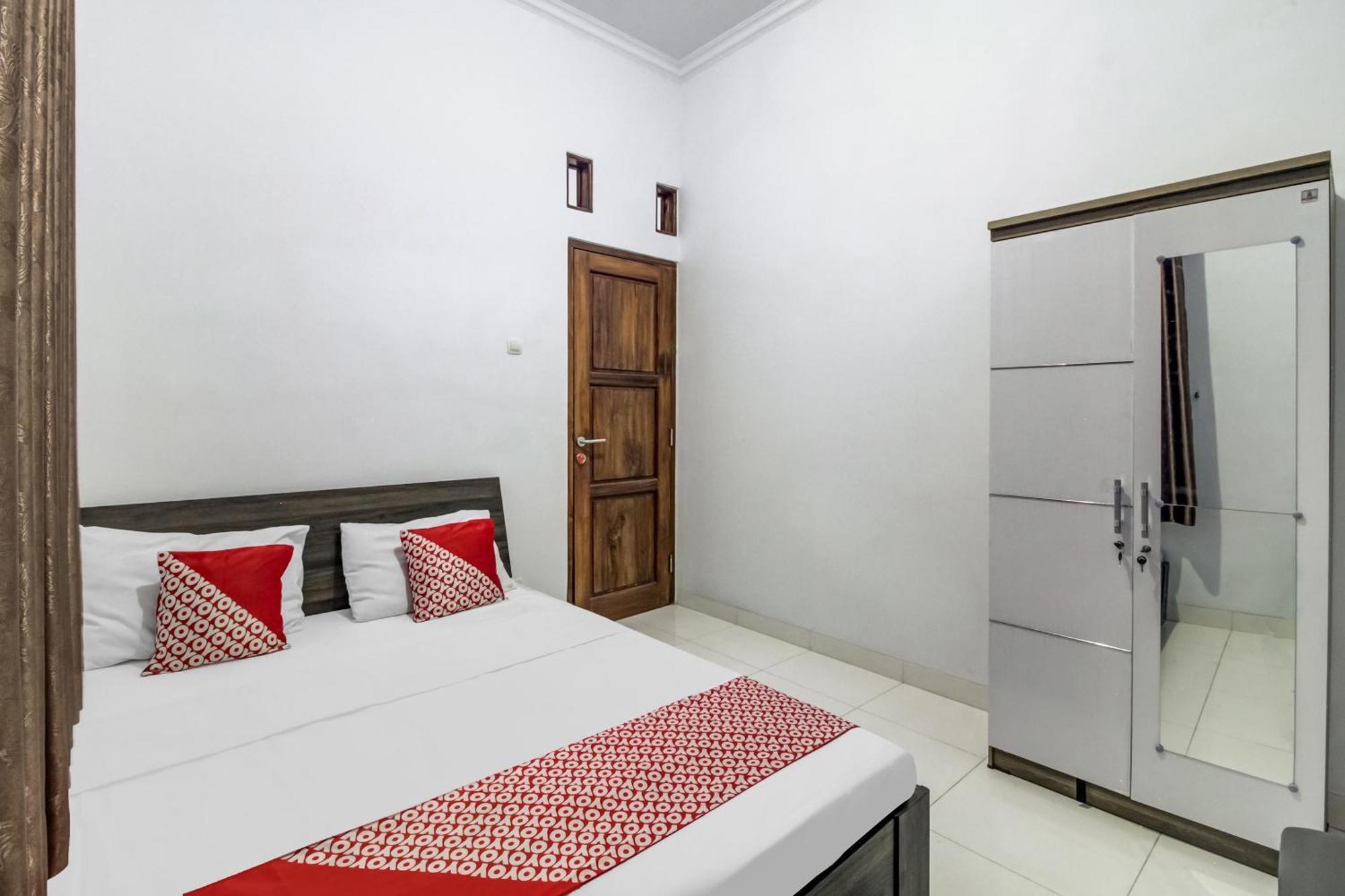 Oyo 91243 Bina Syariah Guest House Чиребон Екстер'єр фото
