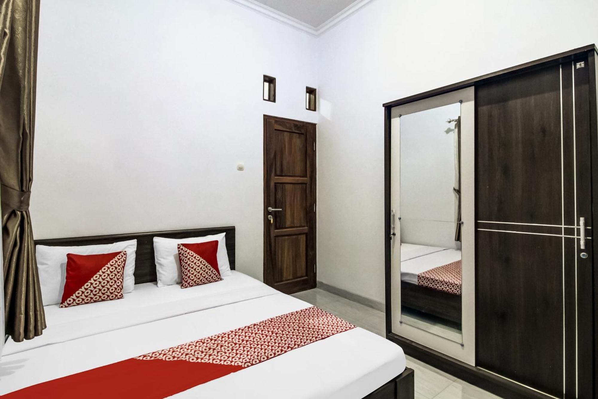 Oyo 91243 Bina Syariah Guest House Чиребон Екстер'єр фото
