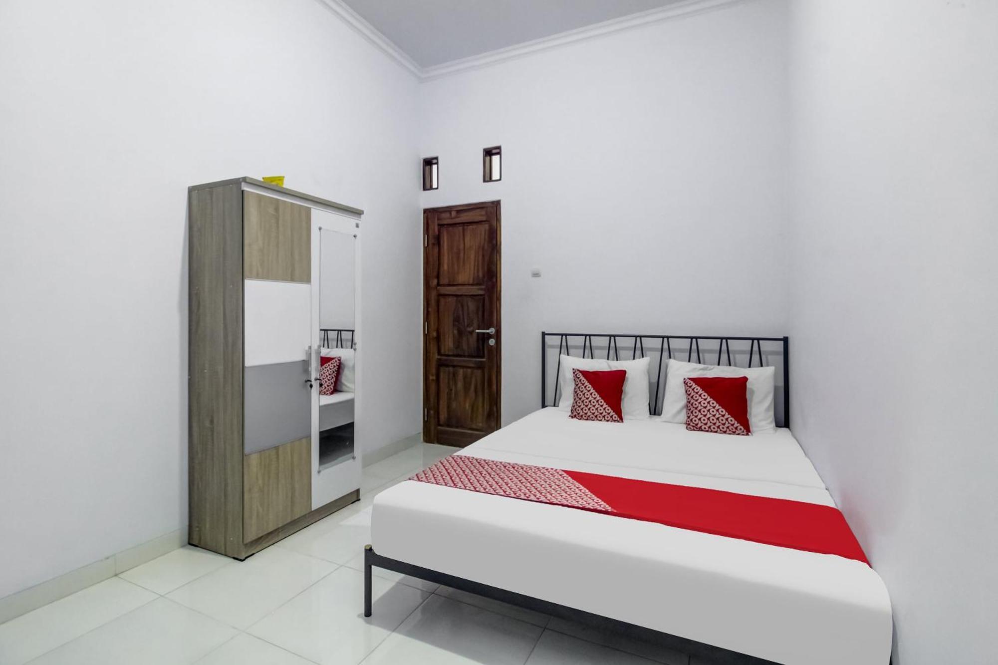 Oyo 91243 Bina Syariah Guest House Чиребон Екстер'єр фото
