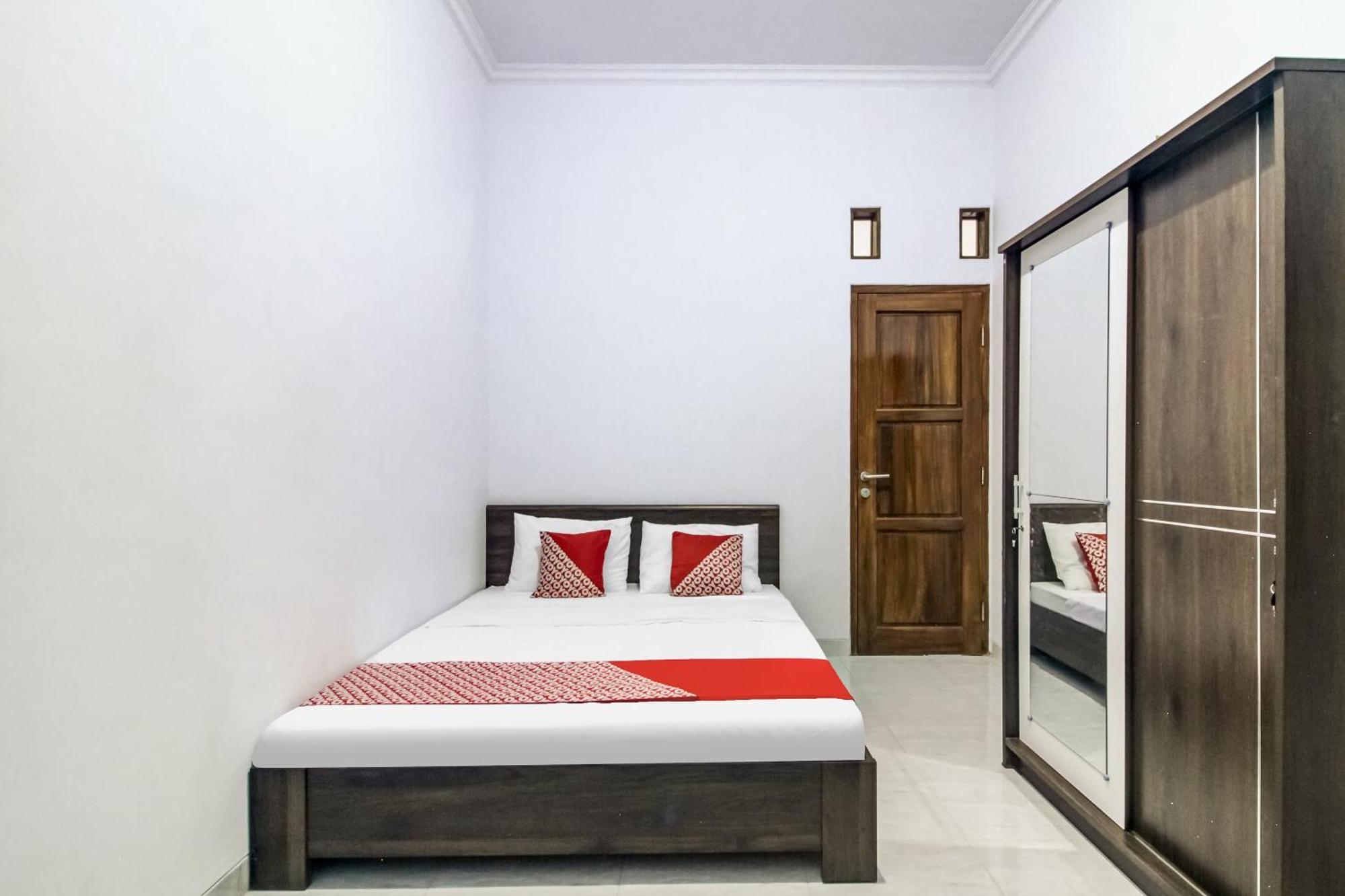 Oyo 91243 Bina Syariah Guest House Чиребон Екстер'єр фото