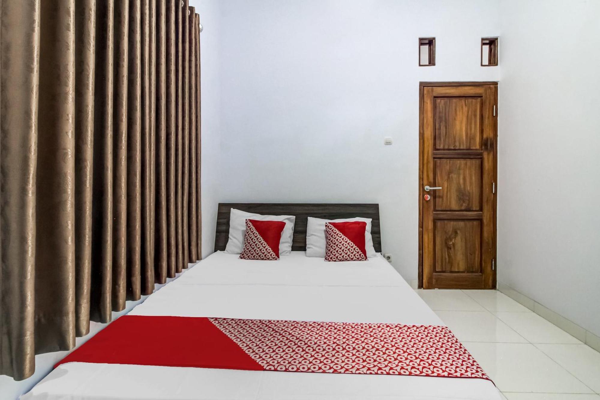 Oyo 91243 Bina Syariah Guest House Чиребон Екстер'єр фото