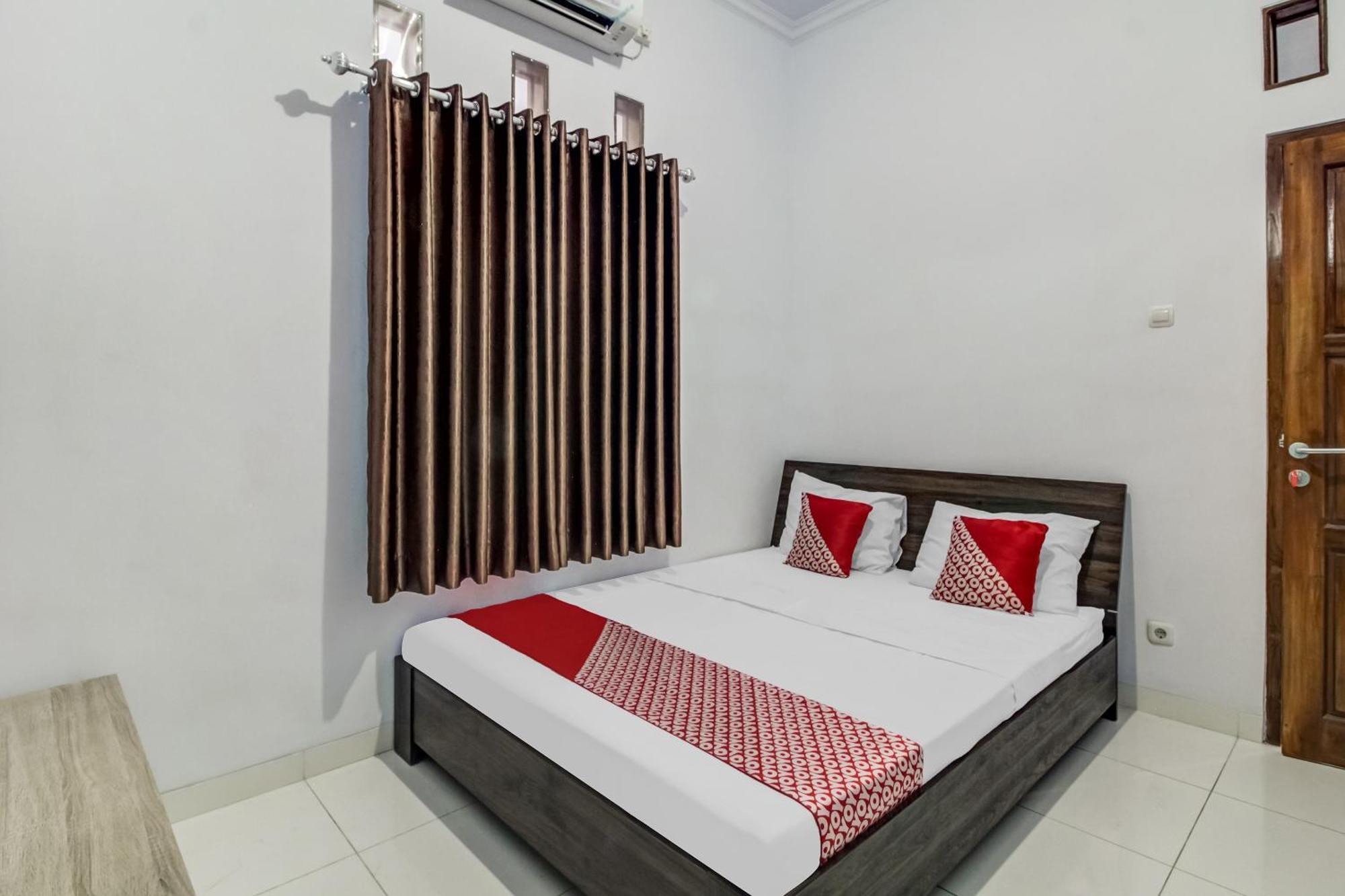 Oyo 91243 Bina Syariah Guest House Чиребон Екстер'єр фото
