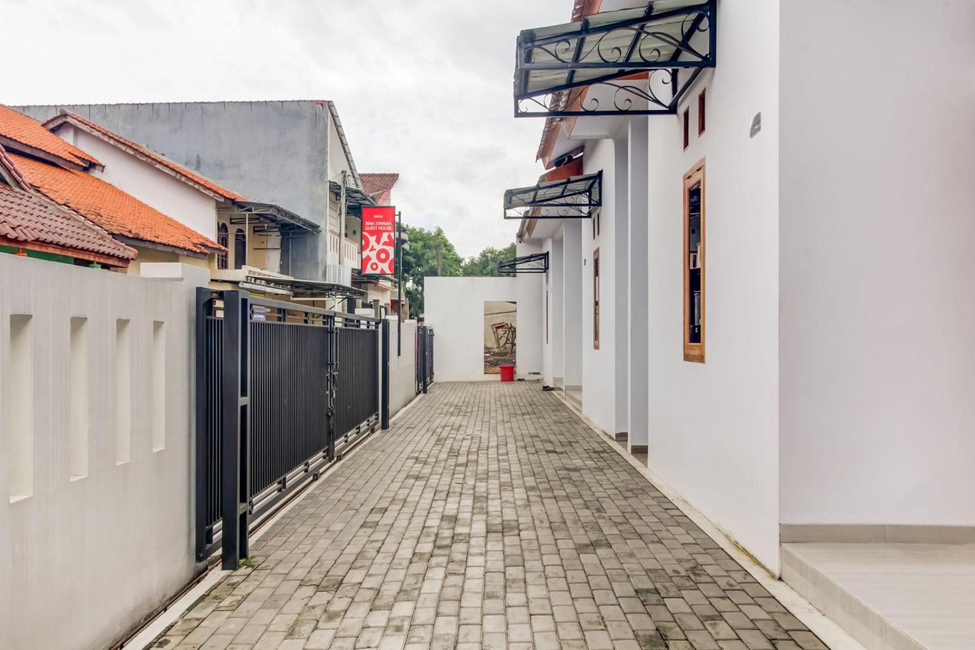 Oyo 91243 Bina Syariah Guest House Чиребон Екстер'єр фото