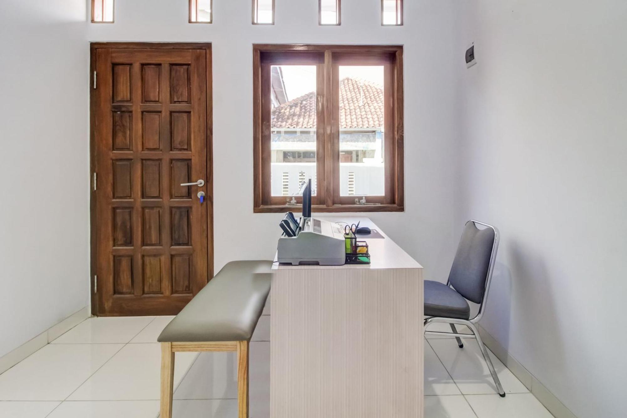 Oyo 91243 Bina Syariah Guest House Чиребон Екстер'єр фото