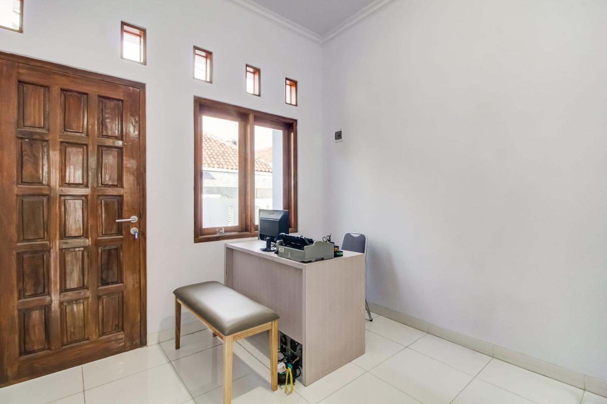 Oyo 91243 Bina Syariah Guest House Чиребон Екстер'єр фото