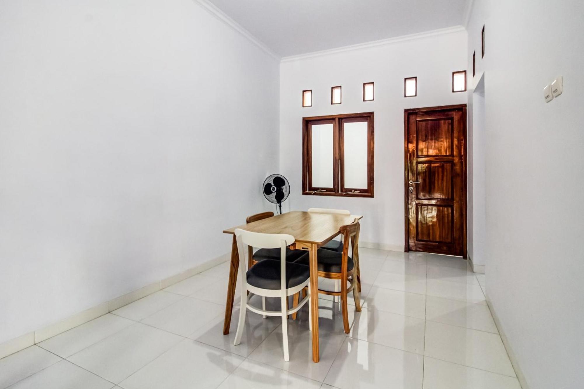 Oyo 91243 Bina Syariah Guest House Чиребон Екстер'єр фото