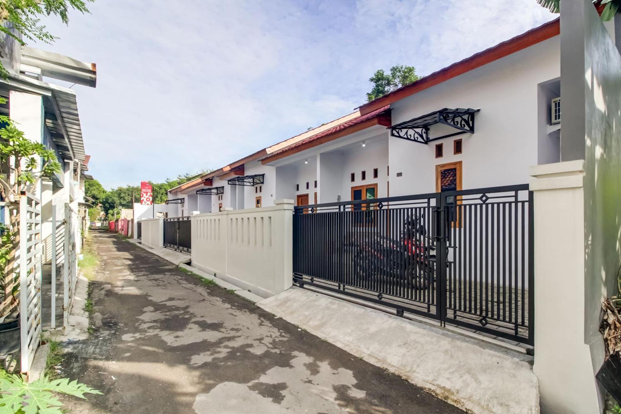 Oyo 91243 Bina Syariah Guest House Чиребон Екстер'єр фото