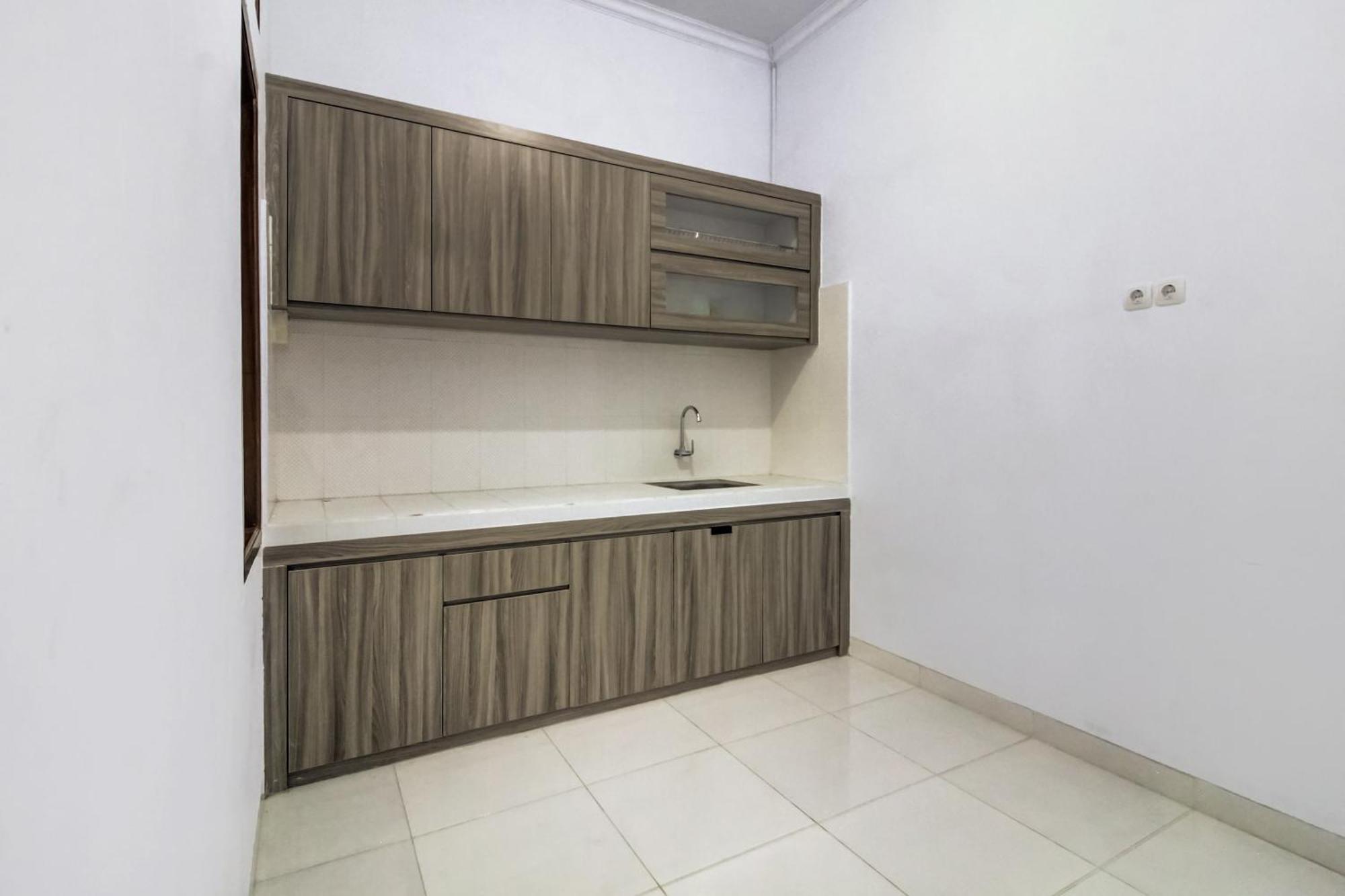 Oyo 91243 Bina Syariah Guest House Чиребон Екстер'єр фото