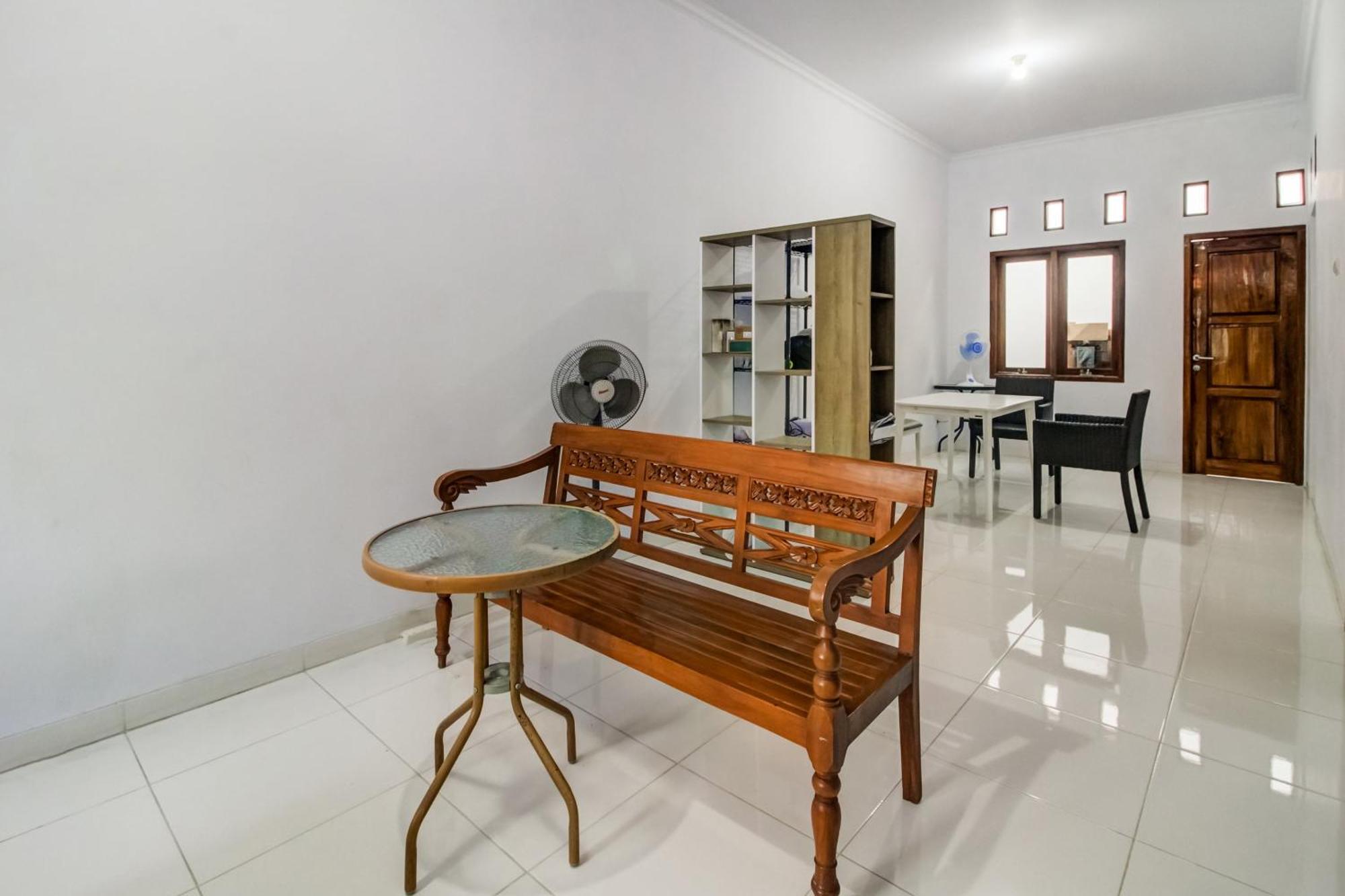 Oyo 91243 Bina Syariah Guest House Чиребон Екстер'єр фото