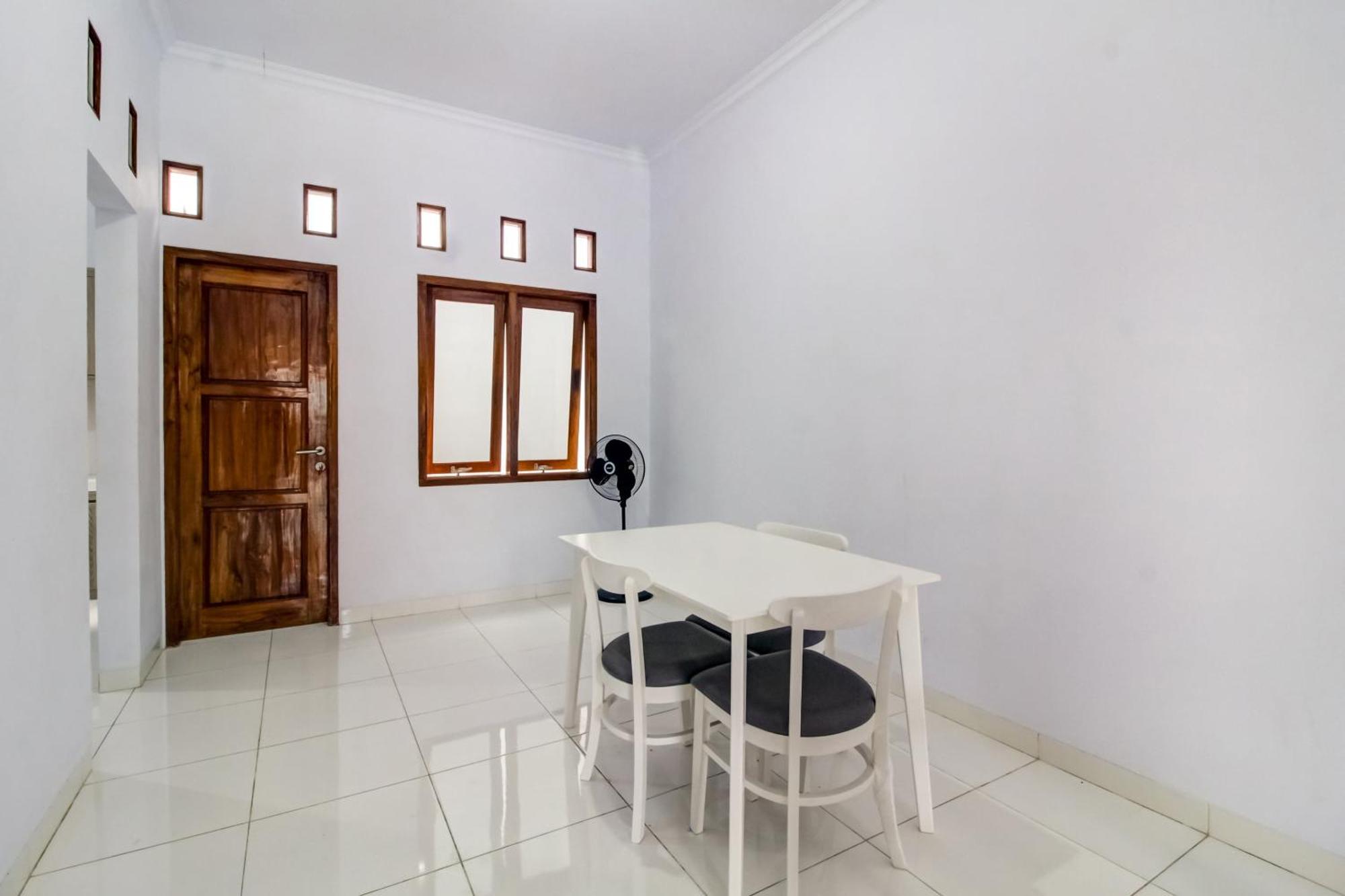 Oyo 91243 Bina Syariah Guest House Чиребон Екстер'єр фото